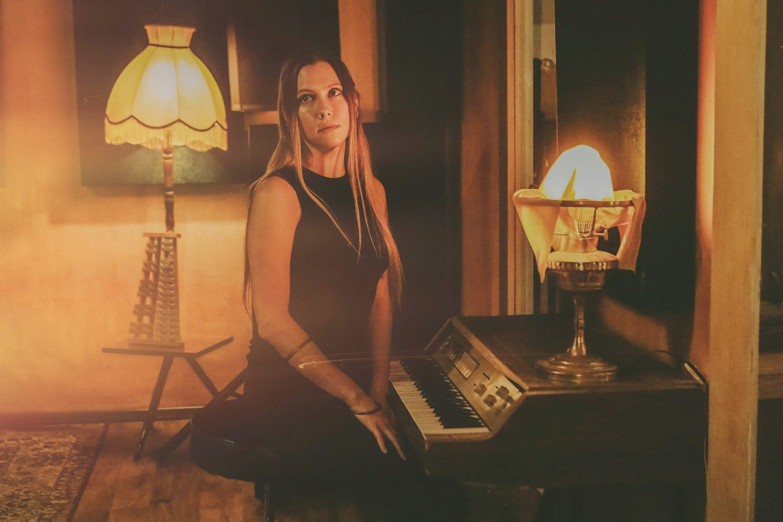 Atavia. Wokalistka zespołu Datûra debiutuje singlem o tęsknocie za pierwotnymi siłami – posłuchaj 'To the Old Ones’